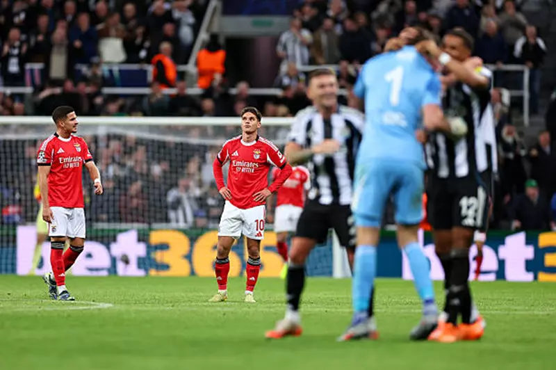 "أسيست باليد".. حارس نيوكاسل يصنع هدف فريقه الثاني أمام بنفيكا