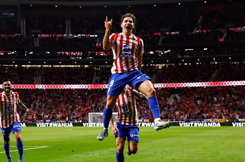 آرسنال يمهّد رحيل ألفاريز إلى برشلونة