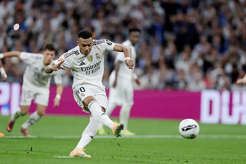 الرابعة بقميص الريال.. مبابي يهدر ركلة جزاء في الكلاسيكو (فيديو)