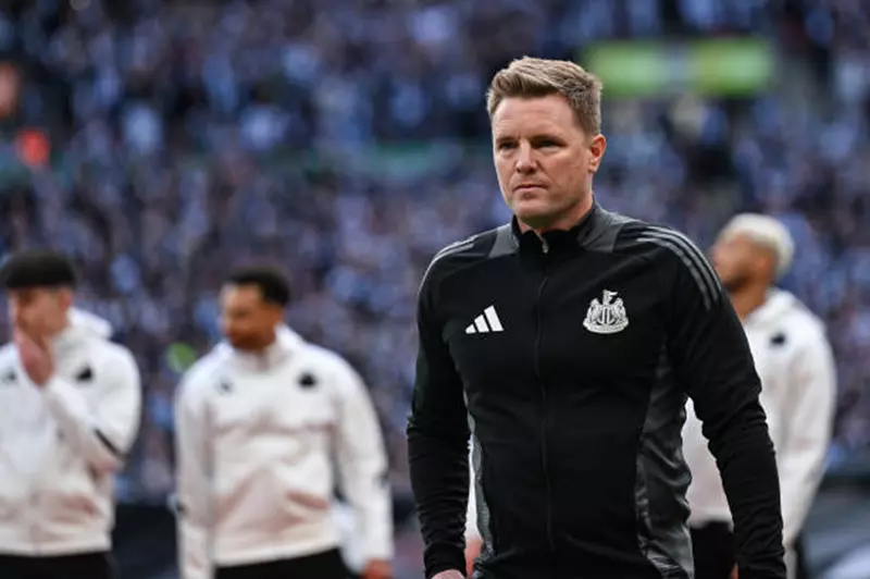 بعدما وصف نيوكاسل بأنه "ناد أصغر".. هاو يرفض الدخول في حرب كلامية مع سلوت