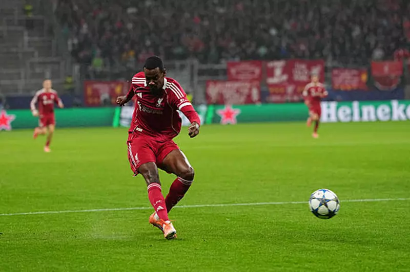 غادر بين الشوطين.. سلوت يعلن إصابة إيزاك مع ليفربول